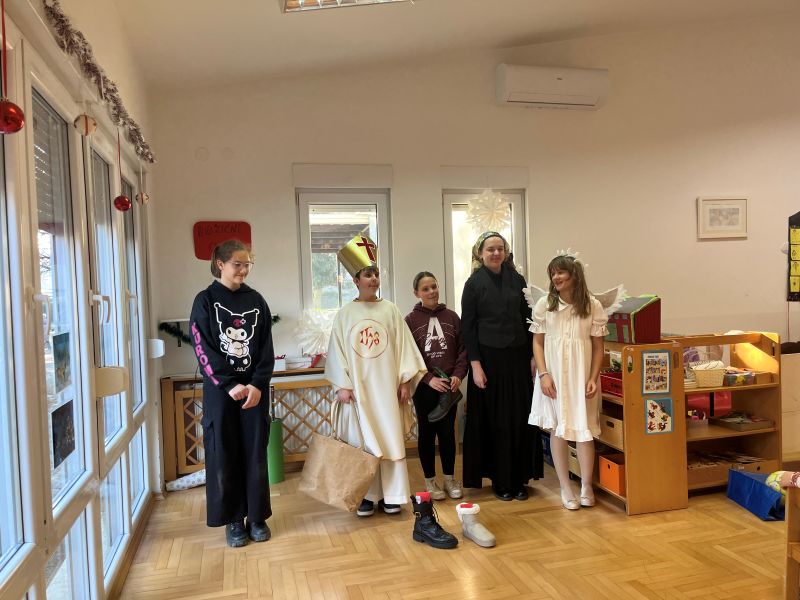 Naši učenici izveli igrokaz o Svetom Nikoli u DV „Tratinčica“